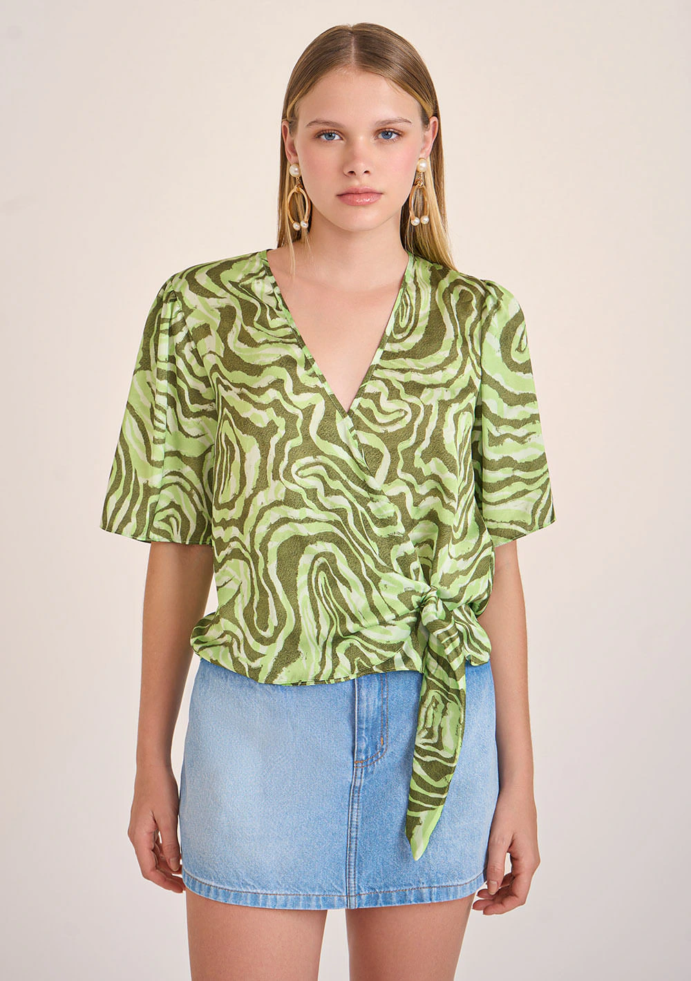 Blusa Zinco Decote V Manga Curta Transpasse Frente Verde