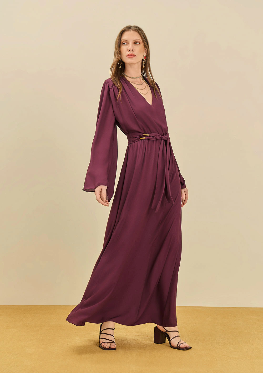 Vestido Maria.Valentina Solto Decote V Manga Longa Longo Bordo
