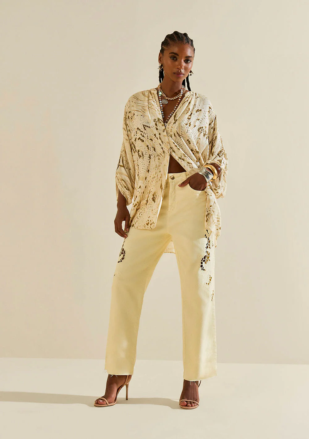 Camisa Morena Rosa Solta Gola Padre Manga Longa Padrão Off White