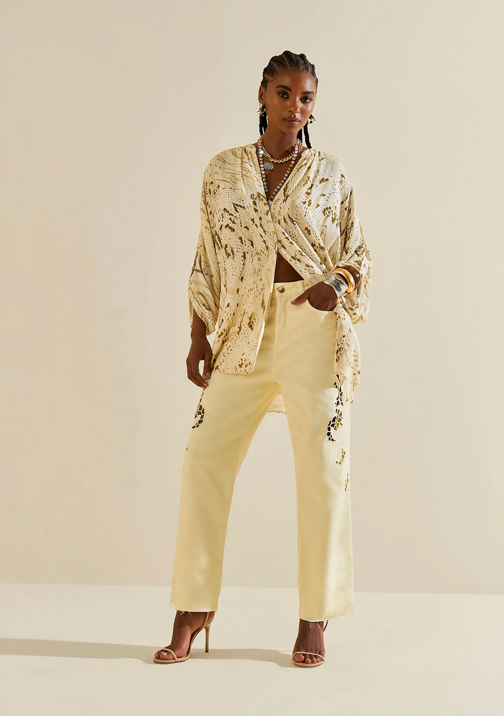 Camisa Morena Rosa Solta Gola Padre Manga Longa Padrão Off White